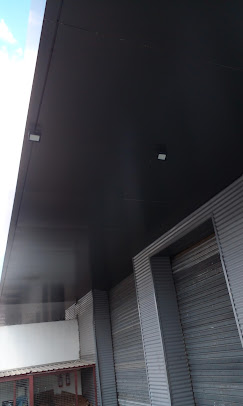 Fachada comercial com instalação elétrica e iluminação externa