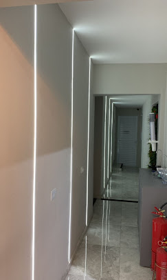 Iluminação LED em corredor de apartamento